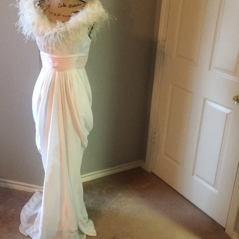⭐️⭐️⭐️Oscar Worthy Formal Gown! - Picture 2 of 8